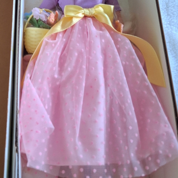 AVON EXCLUSIVE Spring blossom Barbie - Picture 12 of 12